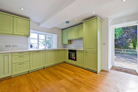 A superb three bedroom cottage in the heart of Winchcombe - Photo 3