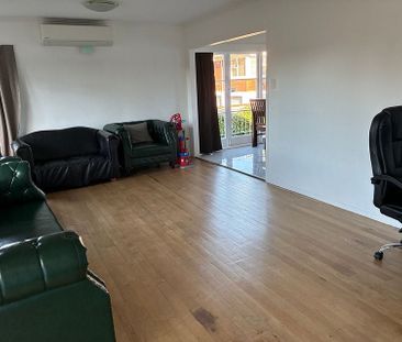 Charming 3BR Hillpark Haven - Photo 1