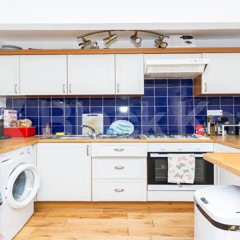 Beautiful one double bedroom set in a period conversion - Photo 1