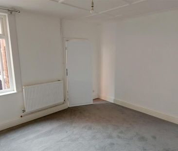 2 bedroom Semi-detached house to rent - Photo 4
