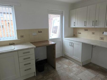 2 bedroom terraced house to rent - Photo 5