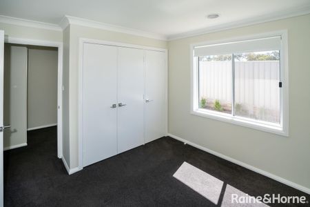 MODERN PROEPRTY IN STUNNING SUBURB - Photo 3