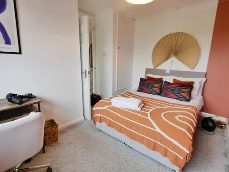 3 bedroom semi-detached house to rent - Photo 3