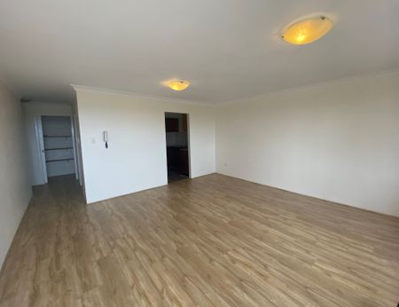 Spacious & Sunny Top Floor 2-Bedroom Unit with Stunning Views - Earlwood - Photo 2