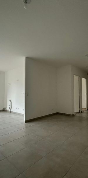 Bron : Beau T3 neuf avec cuisine aménagée, loggia et parking - Photo 1