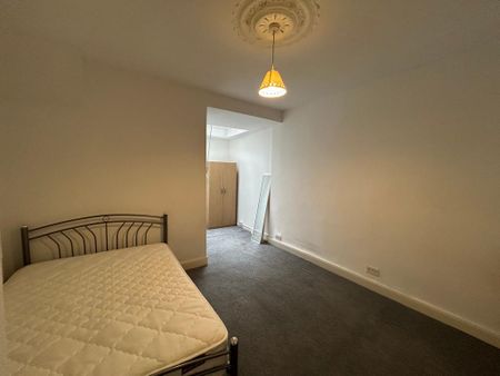 1 bedroom in a house share to rent - Photo 2