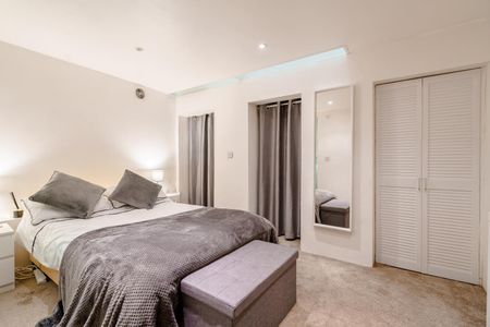 Greenwich South Street - Photo 5