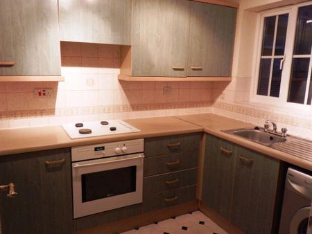 3 bedroom semi-detached house to rent - Photo 3
