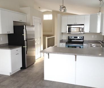 3 Bedroom House with Garage in Evergreen - Photo 3 | Rentumo