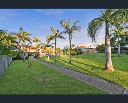 3 Bedrooms Resort Style Townhouse in Thorneside - Photo 4