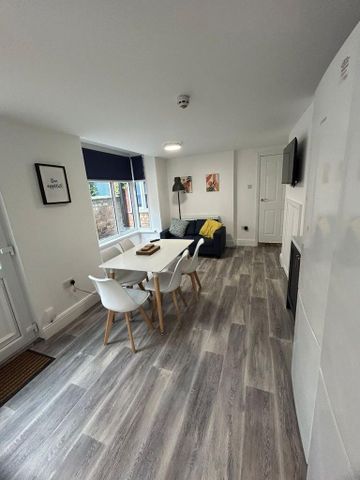 1 bedroom in a house share to rent - Photo 3