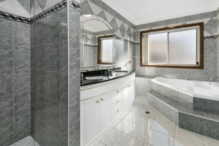 Spacious Sunlit Three Bedroom Apartment - Photo 5