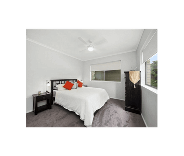 FRESH & MODERN TOP FLOOR APARTMENT - Photo 3