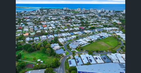 Beautifully Renovated 4-Bedroom Home in Central Maroochydore - Photo 4
