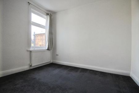 3 bedroom flat to rent - Photo 4