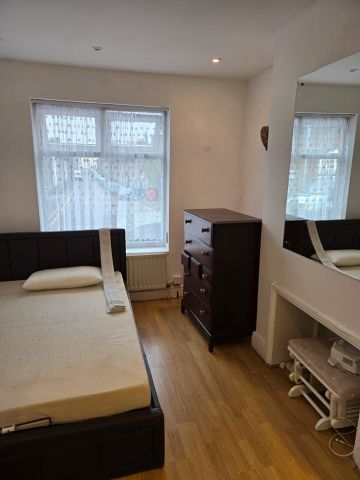 Room in a Shared House, Russell Street, LU1 - Photo 2