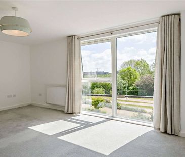 Spacious three-bedroom maisonette with patio area and parking - Photo 1