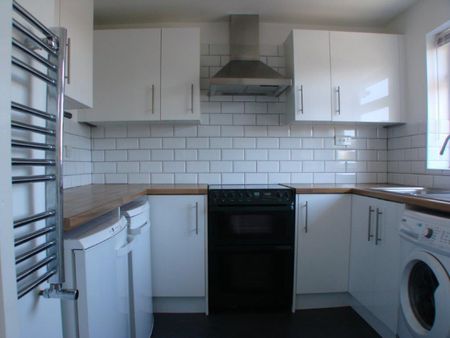 2 bedroom Flat To Let - Photo 4
