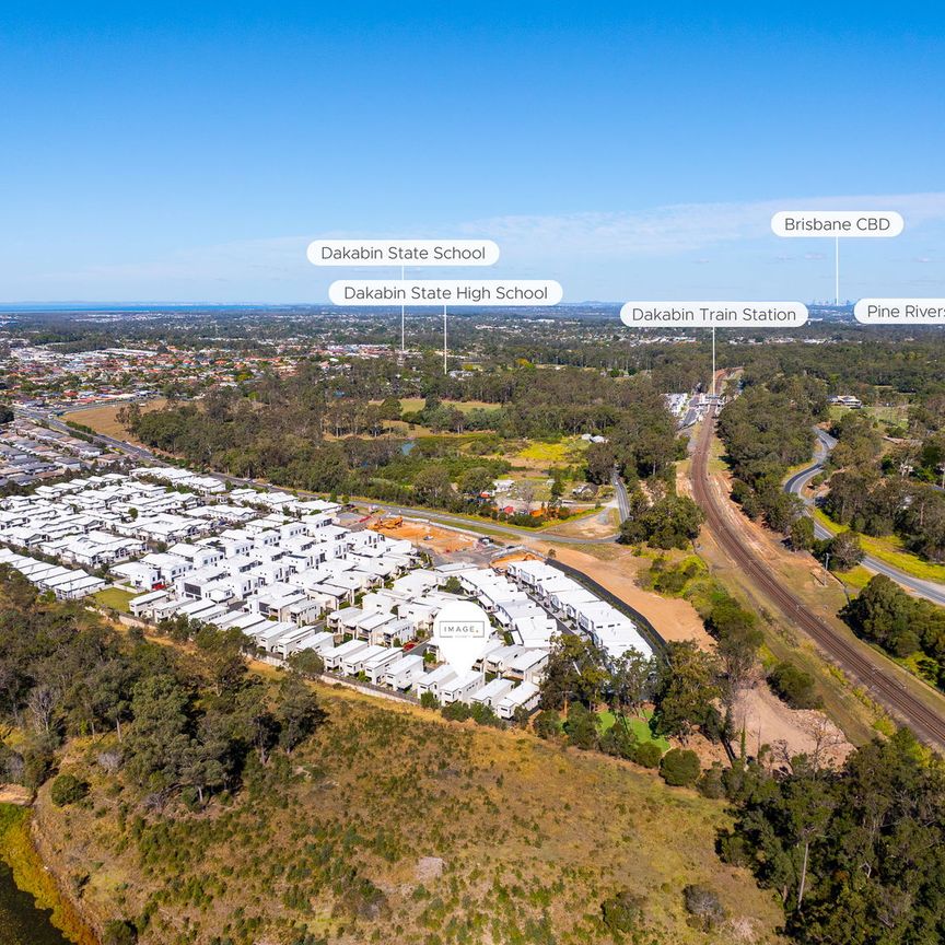 Executive townhouse backing onto farmland! - Photo 1