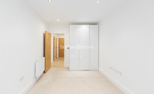 2 Bedroom flat to rent in Levett Square, Kew, TW9 - Photo 1