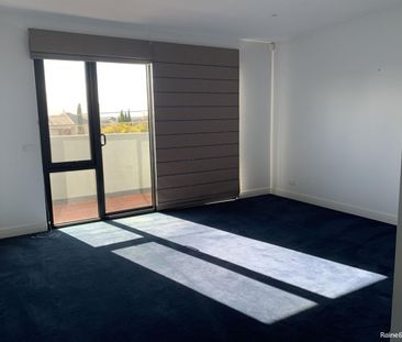 Perfectly located in Ascot Vale - Photo 3