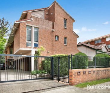 Modern Comfort Meets Urban Convenience - Kensington Townhouse - Photo 3