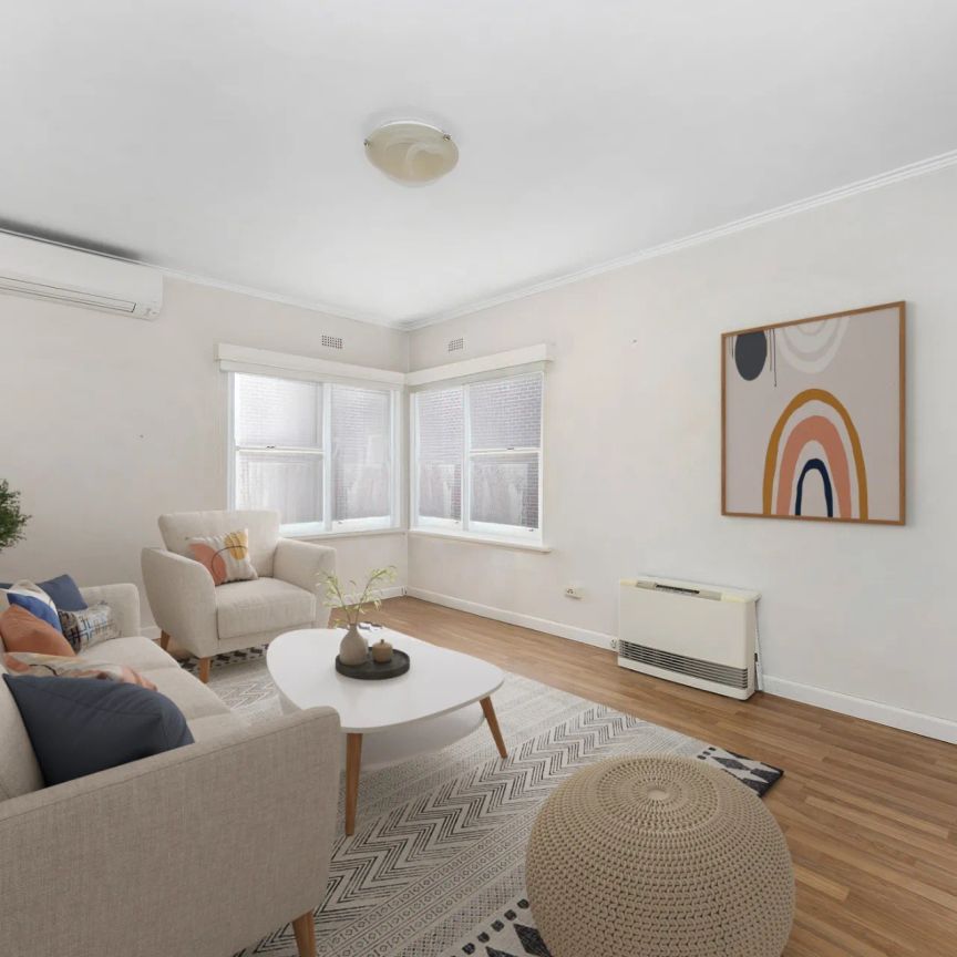 TWO BEDROOM IN QUIET BLOCK - Photo 1