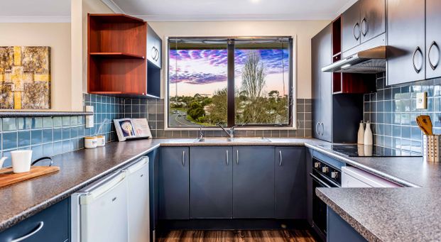 West Harbour 3 bed, 1 bath - Photo 1
