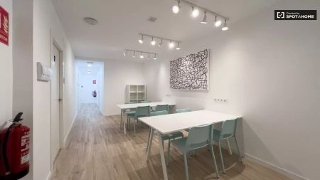 Shared double room with balcony to rent in student residence, Barcelona - Photo 4