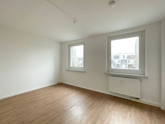 Direkt im Zentrum: saniert + Balkon + Aufzug! - Photo 1