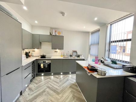 1 bedroom in a flat share to rent - Photo 5