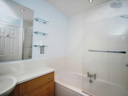 Terraced House to rent on - Photo 5