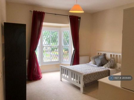 3 bedroom flat to rent - Photo 3