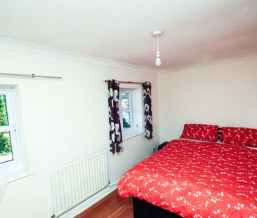 2 Bed Terraced House, Custom House, E16 - Photo 4