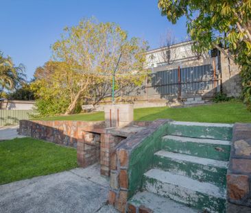 New Renovated 3 Bedroom, only 2.5kms to Merewether Beach! - Photo 2