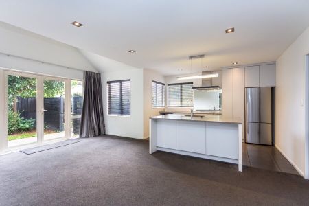 Executive 4 bedroom pet friendly home! - Photo 4