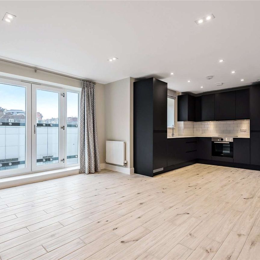 Forming part of an impressive building, this exceptionally stylish apartment has been finished to a very high specification throughout. - Photo 1