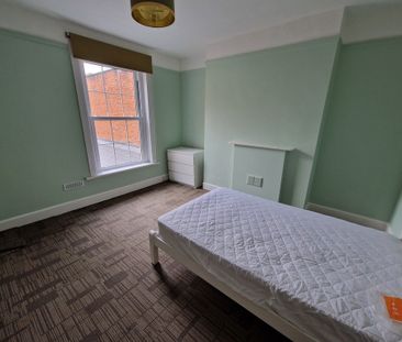 8 Bed Student Accommodation - Photo 3