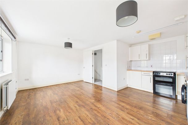 1 bedroom Flat in Dedworth Road, Windsor - Photo 1