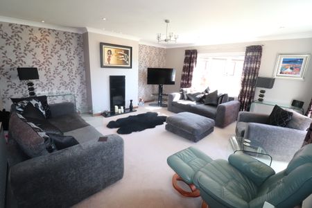 4 bedroom detached house to rent - Photo 3