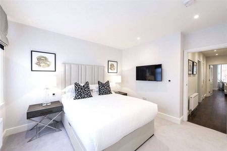 A simply stunning three bedroom apartment in this well run and sought after mansion block. - Photo 2