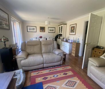 3 bedroom detached house to rent - Photo 2