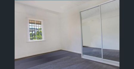 Lovely Three Bedroom Two Bath Two Car Springhill Cottage for Rent - Photo 2