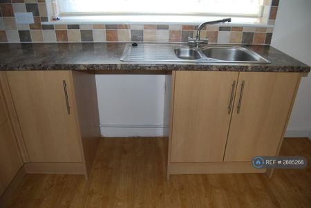 3 bedroom semi-detached house to rent - Photo 3