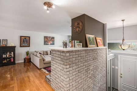 For Lease - 560 Buchanan Crescent, Beacon Hill North - South and Area, Ontario - Photo 2