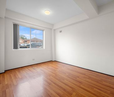 BEAUTIFUL 2 BEDROOM 1 BATHROOM UNIT WITH CAR SPACE - Photo 4