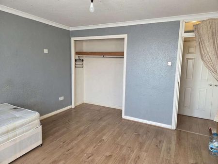 Harrow, HA2 - Photo 4