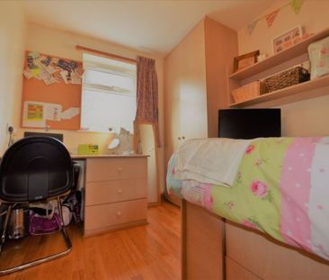5 bedroom House in Holborn View, Leeds - Photo 1