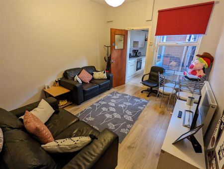 4 bedroom terraced house to rent - Photo 3