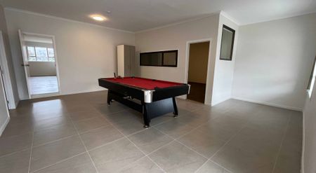 Completely Renovated 6 bedroom, 3 Bathroom House - Photo 5